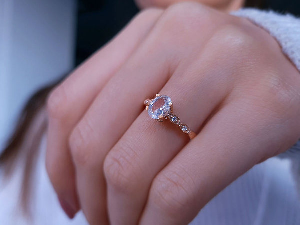 Diamant und Oval Weißer Saphir Diana Ring